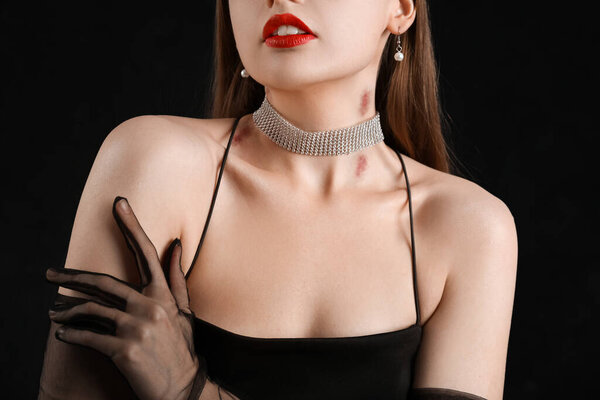 Красивая молодая женщина с любовью укусы на шее на темном фоне, крупным планом