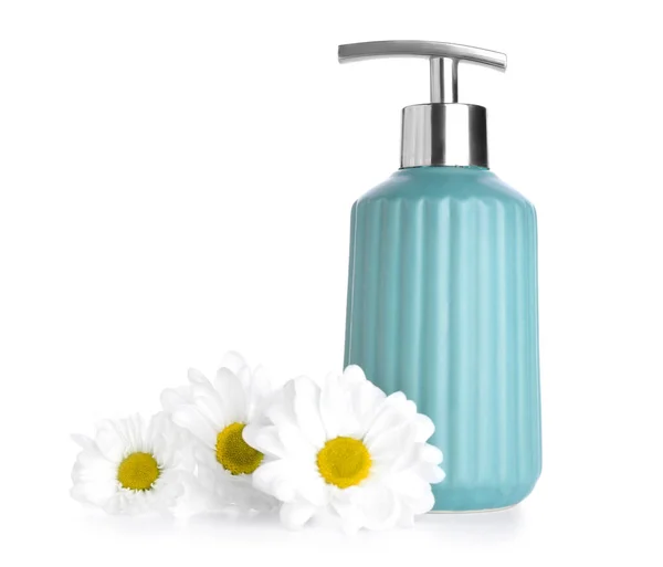 Botella Productos Cosméticos Flores Manzanilla Aisladas Sobre Fondo Blanco — Foto de Stock