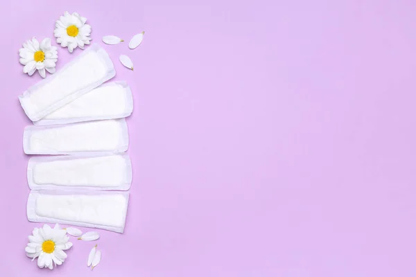 Composição Com Almofadas Menstruais Flores Camomila Sobre Fundo Lilás — Fotografia de Stock
