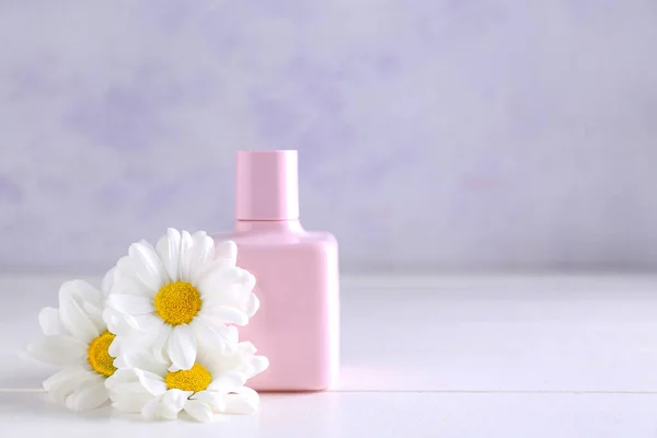 Bir Şişe Parfüm Papatya Çiçekleri Açık Ahşap Masada — Stok fotoğraf