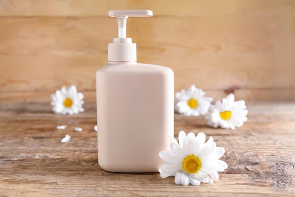 Bottle Cosmetic Product Chamomile Flower Wooden Background — Stock Photo, Image
