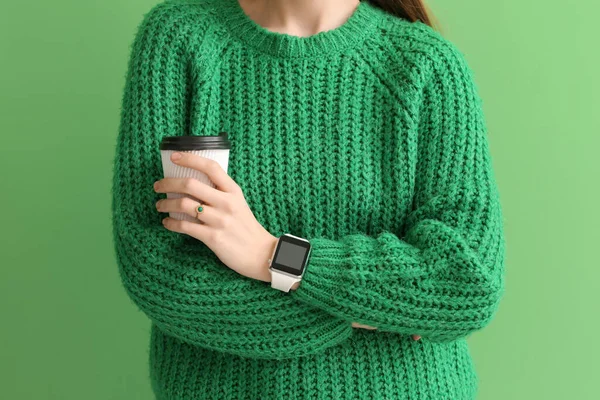 Mujer Con Reloj Inteligente Moderno Taza Café Sobre Fondo Verde —  Fotos de Stock