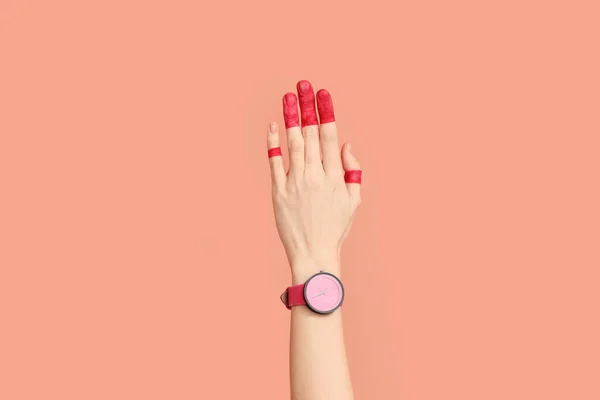 분홍색 배경에 손가락을칠 손목시계를 — 스톡 사진
