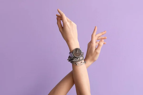 Woman Stylish Wristwatch Bracelet Lilac Background — Foto de Stock