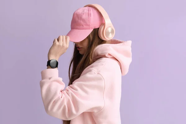 Young Woman Smartwatch Headphones Lilac Background — Stock Photo, Image