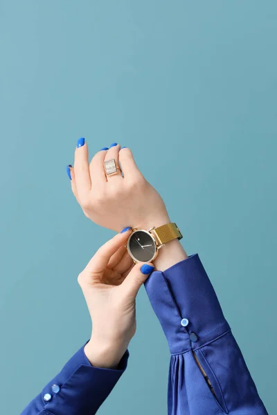Mulher Com Relógio Pulso Dourado Fundo Azul — Fotografia de Stock