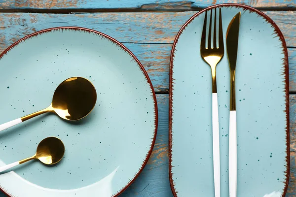 Plates Set Cutlery Blue Wooden Background — Stok fotoğraf