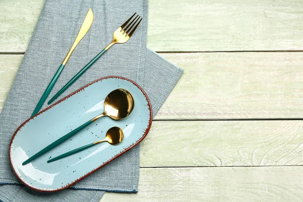 Blue Tablecloth Plate Set Cutlery Green Wooden Background — Stock Photo, Image