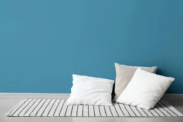 Stylish Decorative Pillows Rug Blue Wall — Stock Photo, Image