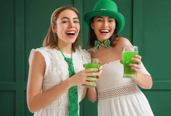 Young Women Glasses Beer Green Background Patrick Day Celebration — Fotografia de Stock