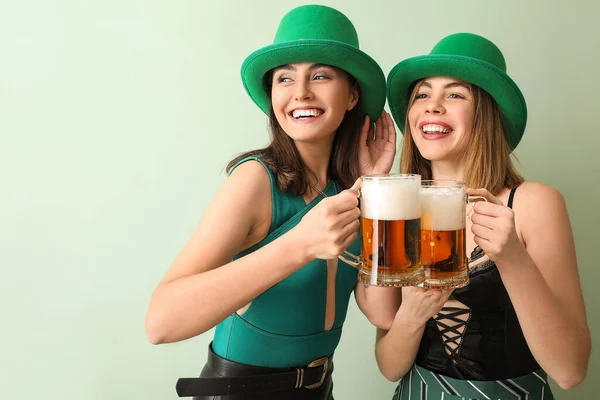 Young Women Hats Glasses Beer Green Background Patrick Day Celebration — Stock Photo, Image