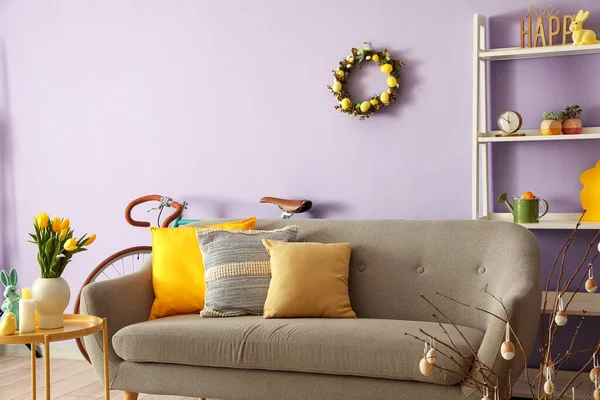 Interior Living Room Easter Wreath Grey Sofa — Zdjęcie stockowe