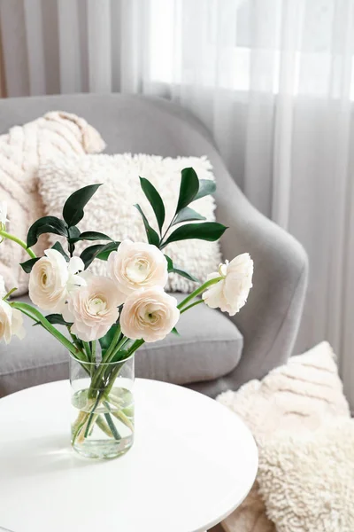 Oturma Odasındaki Masada Ranunculus Çiçekli Vazo Yakın Plan — Stok fotoğraf