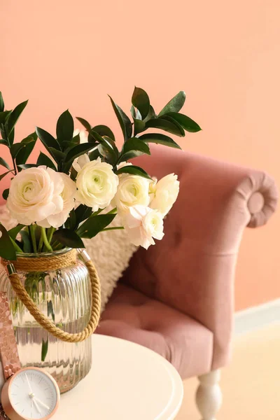 Vazo Ranunculus Çiçekleri Saat Oturma Odasında Yakın Plan — Stok fotoğraf