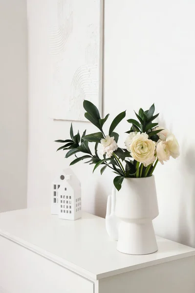 Vase Avec Fleurs Ranunculus Décor Sur Commode Dans Salon Lumineux — Photo