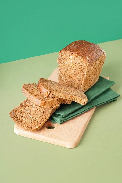 Dilimlenmiş Çavdar Ekmeği Yeşil Masa — Stok fotoğraf