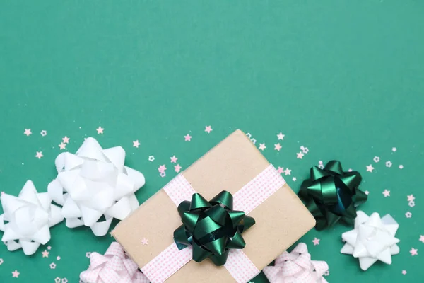 Geschenkkarton Mit Schleifen Und Sternen Auf Grünem Hintergrund — Stockfoto