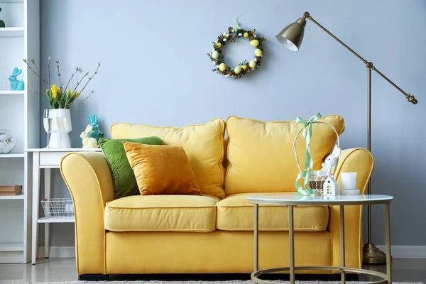 Interior Living Room Yellow Sofa Easter Wreath Light Wall — Photo