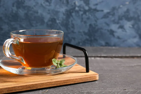 Tablett Mit Einer Tasse Grünem Tee Auf Dunklem Holzgrund — Stockfoto