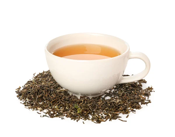 Κύπελλο Ζεστό Πράσινο Τσάι Και Ξηρά Φύλλα Λευκό Φόντο — Φωτογραφία Αρχείου
