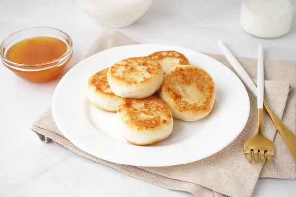 Plate Tasty Cottage Cheese Pancakes Jam Light Background — Stock Photo, Image