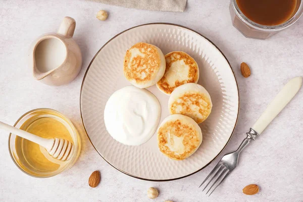 Plate Tasty Cottage Cheese Pancakes Sour Cream Honey Light Background — Stock Photo, Image