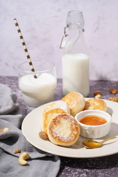 Plate Tasty Cottage Cheese Pancakes Jam Milk Grunge Background Closeup — Stock Photo, Image