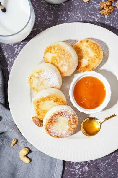 Plate Tasty Cottage Cheese Pancakes Jam Grunge Background Closeup — Stock Photo, Image