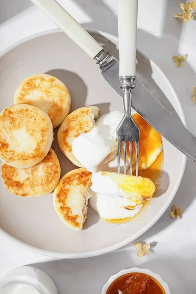 Plate Tasty Cottage Cheese Pancakes Sour Cream Jam Light Table — Stock Photo, Image