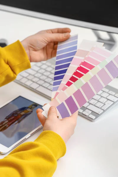 Female Tailor Color Palettes Table Closeup — Stock Photo, Image