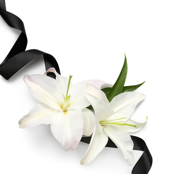 Černá Pohřební Stuha Krásné Lilie Květiny Bílém Pozadí — Stock fotografie