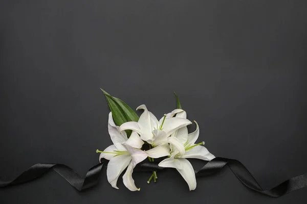 Černá Pohřební Stuha Bílé Lilie Květiny Tmavém Pozadí — Stock fotografie