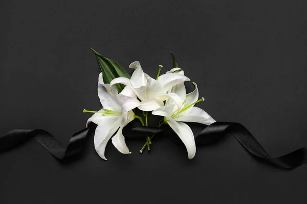 Black Funeral Ribbon White Lily Flowers Dark Background — Stock Photo, Image