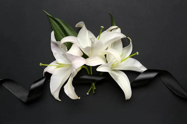 Black Funeral Ribbon White Lily Flowers Dark Background — Stock Photo, Image