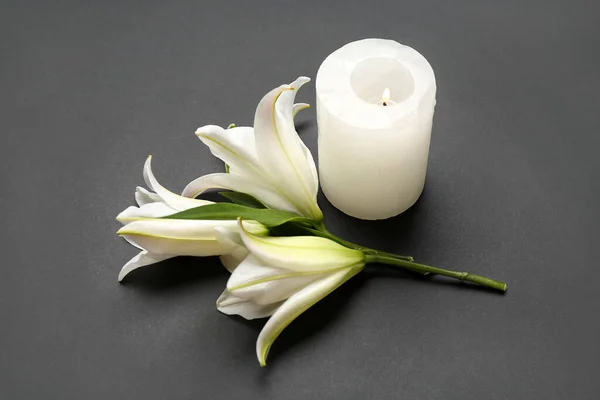 Brennende Kerze Und Weiße Lilienblüten Auf Dunklem Hintergrund — Stockfoto