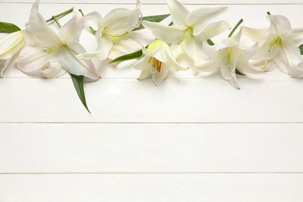 Composición Con Hermosas Flores Lirio Sobre Fondo Madera Clara — Foto de Stock