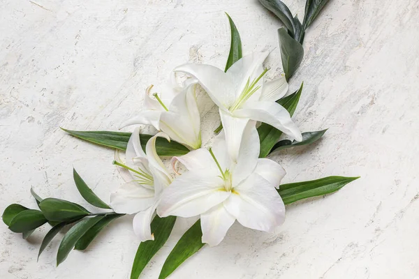 Kompozice Krásnými Liliovými Květy Rostlinnými Větvemi Světlém Pozadí Detailní Záběr — Stock fotografie