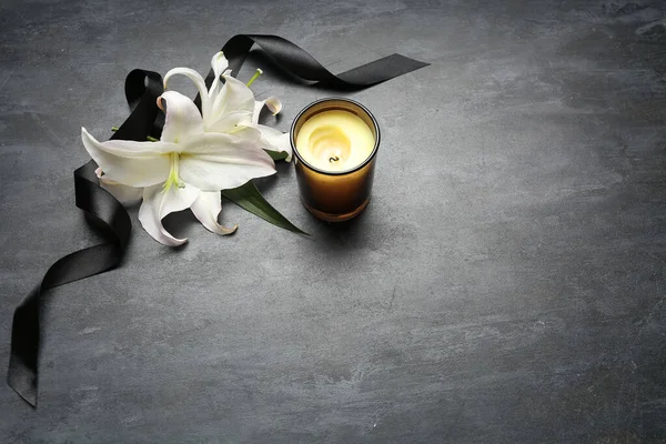 Composición Con Vela Encendida Flores Lirio Blanco Cinta Funeraria Negra — Foto de Stock
