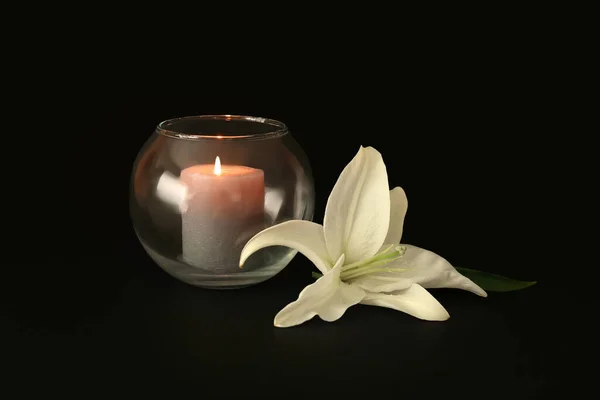 Φλεγόμενο Κερί Και Όμορφο Λουλούδι Κρίνου Σκούρο Φόντο — Φωτογραφία Αρχείου