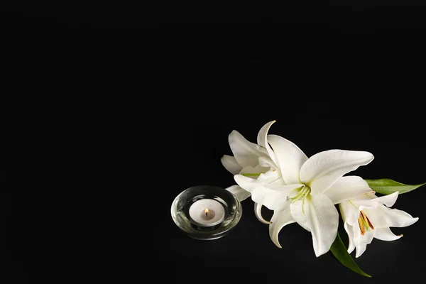 Hořící Svíčka Krásné Lilie Květiny Tmavém Pozadí — Stock fotografie