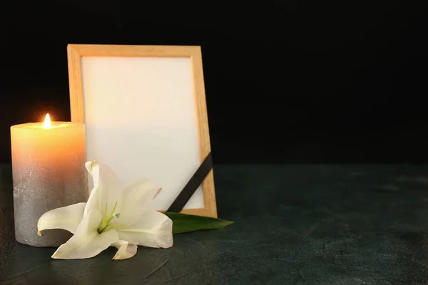 Moldura Funerária Branco Vela Ardente Flor Lírio Mesa Escura — Fotografia de Stock