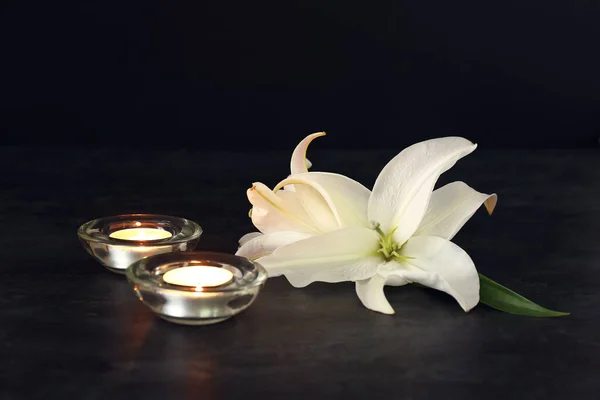 Égő Gyertyák Fehér Liliom Virágok Sötét Háttér — Stock Fotó