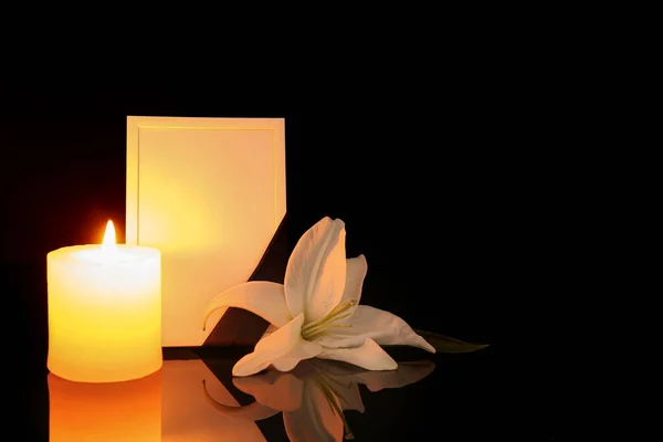 在黑暗的背景上 空白的丧葬框架 百合花和燃烧的蜡烛 — 图库照片