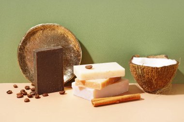 Renk tablosunda sabun ve doğal malzemeler yığını