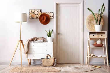 Klozet, masa ve ahşap kapılı aydınlatma salonunun içi.