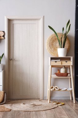 Ahşap kapılı ve masalı aydınlatma salonunun içi.