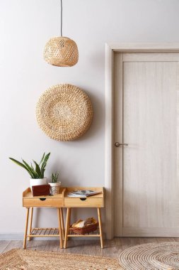 Ahşap kapılı ve masalı aydınlatma salonunun içi.