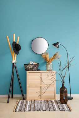 Standı, çekmecesi ve lambası olan şık bir salon.