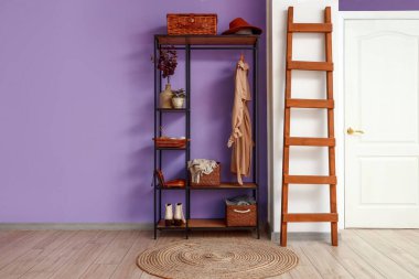 Palto askısı ve merdiveni olan şık bir salon.