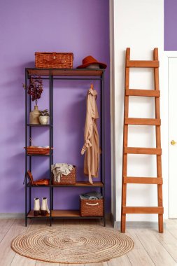 Palto askısı ve merdiveni olan şık bir salon.